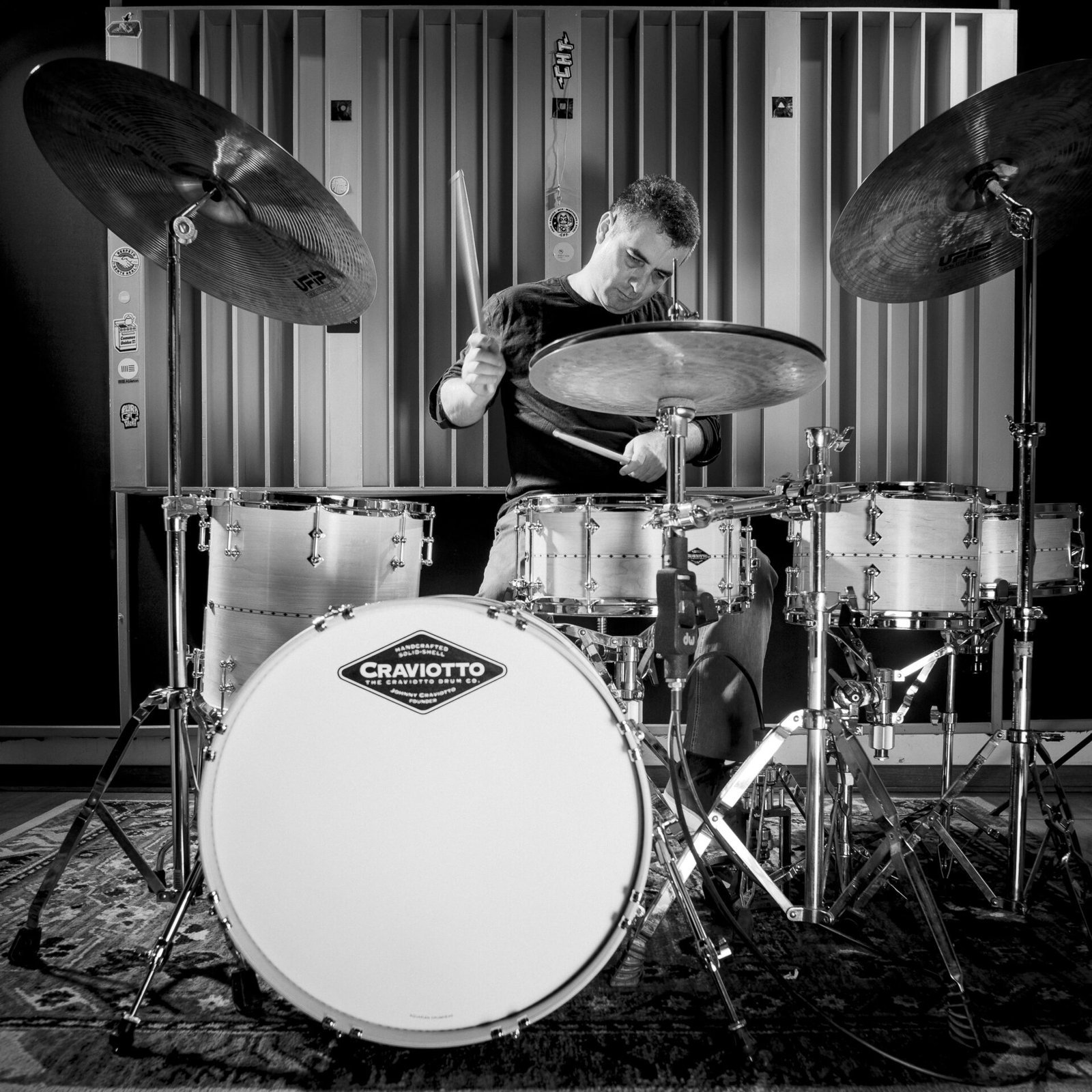 Christian Hirth es un destacado baterista, compositor y productor musical dedicado a diferentes estilos musicales que van desde el rock, jazz, electrónica, avant garde, fusion y experimental.Ha trabajado en diversos proyectos musicales como Mediabanda, Zet, Criatura, Fulano, Code, Subhira y Klaine Trio.Líder del proyecto Zet, banda con un enfoque conceptual que mezcla la electrónica, samplers, sintetizadores y el beat como parte fundamental de sus composiciones.Fundador de CHT Estudios y CHT-LAB, donde realizan tanto producciones musicales como enseñanza enfocadas a la música alternativa. Santiago de Chile, 17-02-2021 (©Alvaro de la Fuente/Dialogo Prod)