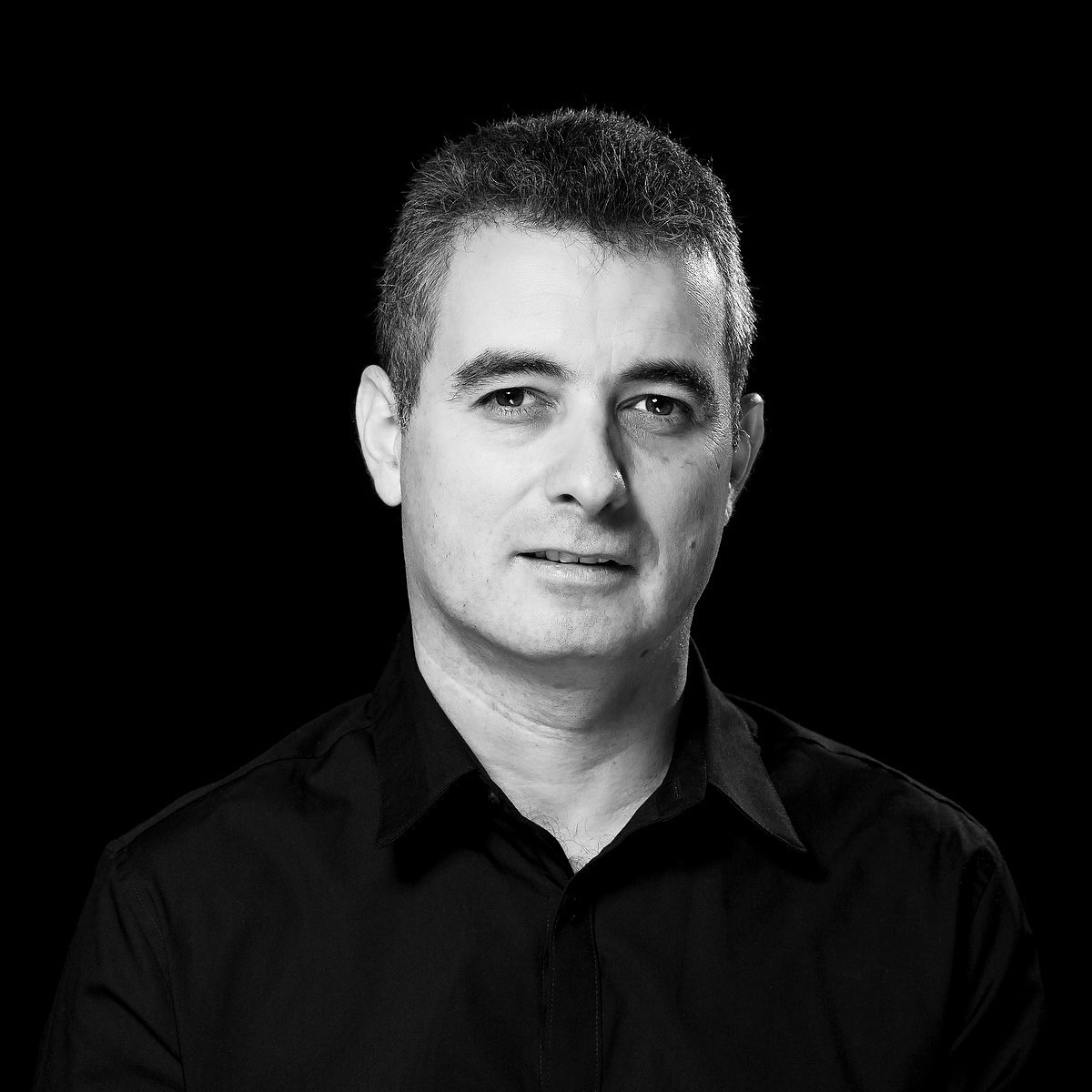 Christian Hirth, músico, baterista de rock y jazz, percusionista clásico, improvisador, investigador, productor musical y creador de los sellos CHT Müsik y Aconcagua Records. Christian Hirth ha sido uno de los baluartes de la música de vanguardia en el cambio de siglo. Primero como músico, principalmente de MediaBanda, donde llegó a tocar en el año 2000, y luego como generador de plataformas editoriales independientes que produjo series de álbumes de corte experimental. CHT Estudios. Santiago, Chile. 22-06-2023 (©Alvaro de la Fuente)