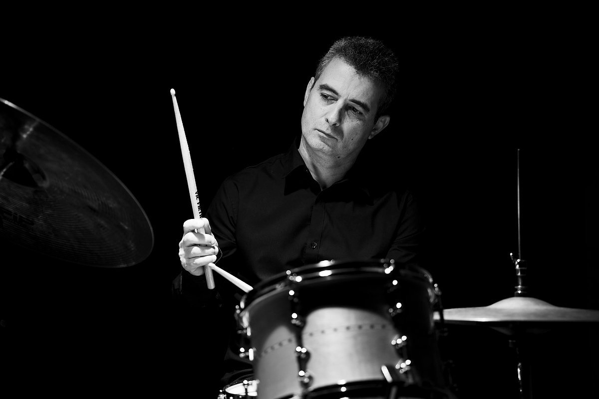 Christian Hirth, músico, baterista de rock y jazz, percusionista clásico, improvisador, investigador, productor musical y creador de los sellos CHT Müsik y Aconcagua Records. Christian Hirth ha sido uno de los baluartes de la música de vanguardia en el cambio de siglo. Primero como músico, principalmente de MediaBanda, donde llegó a tocar en el año 2000, y luego como generador de plataformas editoriales independientes que produjo series de álbumes de corte experimental. CHT Estudios. Santiago, Chile. 22-06-2023 (©Alvaro de la Fuente)